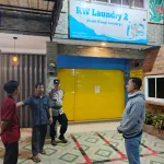 Petugas keamanan Hotel Gelatik Karawang tengah menceritakan kronologis kepada petugas kepolisian. (Dok. Istimewa)