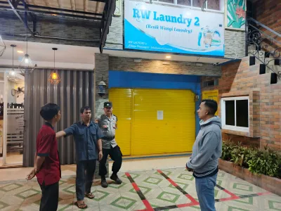 Petugas keamanan Hotel Gelatik Karawang tengah menceritakan kronologis kepada petugas kepolisian. (Dok. Istimewa)