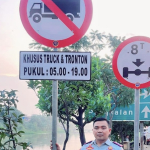 Hari Ini!  Rambu Jalan Jam Operasional Truk Berat dan Tronton di Jalur Badami-Loji Terpasang