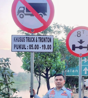 Hari Ini!  Rambu Jalan Jam Operasional Truk Berat dan Tronton di Jalur Badami-Loji Terpasang
