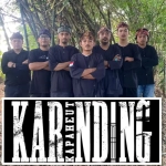 Manarulhidayat berada paling depan di sesi foto profil Kapaheut Karinding.