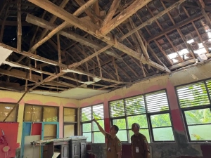 Atap SDN Cilamaya VI tampak rusak.