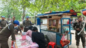 PKL “I Love Karawang” Diberi Batas Waktu! Satpol PP Mulai Rencana Penataan Taman