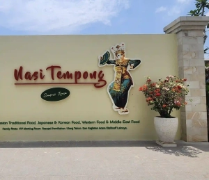 Karawang Pecah! Nasi Tempong Sensasi Rasa, Vibe Bali-nya Bikin Betah!