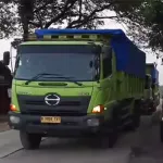 Truk Semen PT JSI ‘Tantang’ Kebijakan Bupati Karawang: Operasi Siang Hari Masih Berjalan