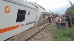 BREAKING NEWS! KA Purwojaya Anjlok di Bekasi, Penumpang Berhamburan Keluar