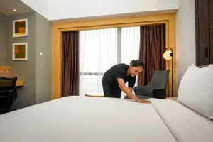 Profesional, Teliti, dan Hangat: Dedikasi Housekeeping Brits Hotel Karawang untuk Kenyamanan Tamu
