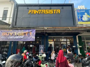 Cuci Gudang Buy 1 Get 1 Fantasista 2025 Diserbu Pengunjung, Offline Store Karawang Dipadati Ratusan Pembeli