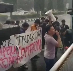 Demo Hari Antikorupsi: Kantor Kejari Karawang Didatangi Mahasiswa dengan 5 Tuntutan