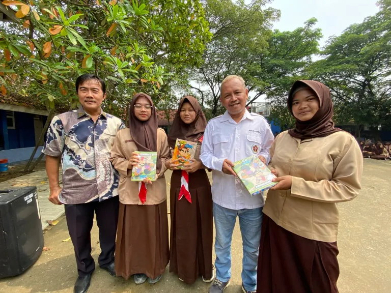 PWI Karawang Gandeng Pindodeli dan RSUD Jatisari Salurkan Bantuan Siswa Korban Banjir