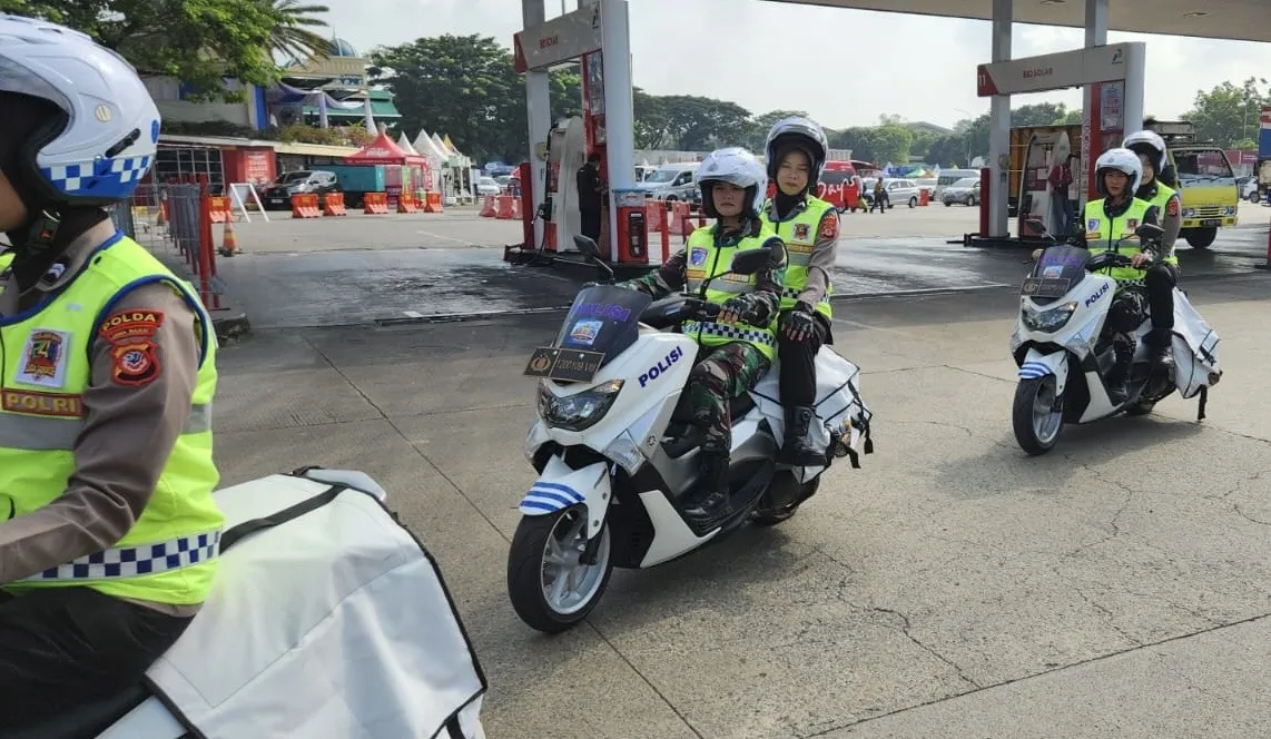 Polres Karawang Sebar 1.000 Paket Buka Puasa Lewat Tim “Motor Senyum”