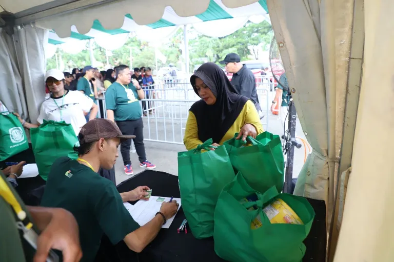 Bantu Ribuan Masyarakat saat Ramadan, Pupuk Kujang Gelar Tebus Murah Paket Bahan Makanan