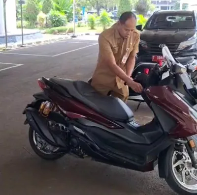 Efisiensi Energi, Bupati Karawang Masuk Kantor Pakai Mobil Listrik Pribadi dan Berlakukan WFH Ketat