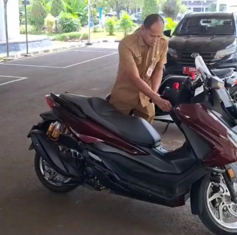 Efisiensi Energi, Bupati Karawang Masuk Kantor Pakai Mobil Listrik Pribadi dan Berlakukan WFH Ketat