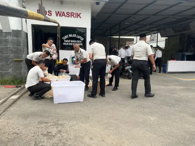 Kegiatan berbagi takjil di Lapas Karawang.