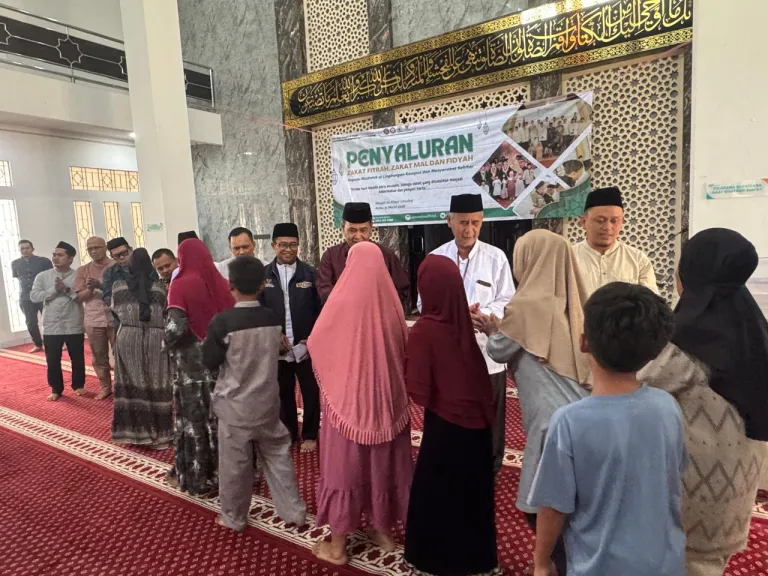 Ramadhan Penuh Berkah: UNSIKA Salurkan Zakat kepada Masyarakat Sekitar, Wujud Kepedulian di Bulan Suci Ramadan