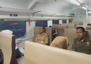 Kisah Wabup Maslani Pergi ke Kantor dengan Kereta Lokal