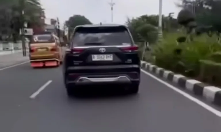 Polres Karawang Tangani Kecelakaan Viral di Jalan Tuparev, Pengemudi Innova Diduga Kurang Konsentrasi